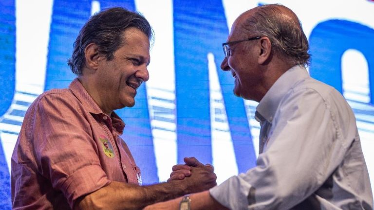 02082022---fernando-haddad-pt-e-geraldo-alckmin-psb-durante-agenda-de-campanha-em-sao-vicente-sp-1661889762753_v2_900x506